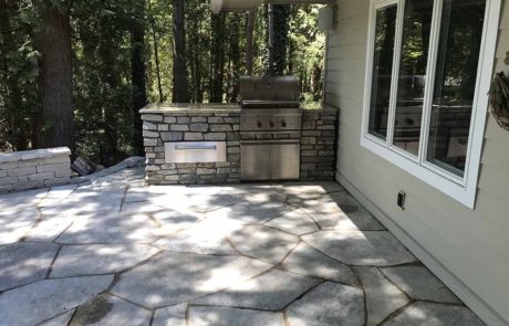 firepit-seatwall-patio-flagstone-outdoor-kitchen
