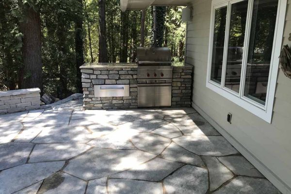 firepit-seatwall-patio-flagstone-outdoor-kitchen