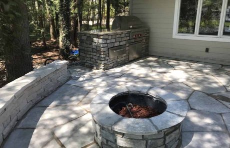firepit-seatwall-patio-flagstone-outdoor-kitchen