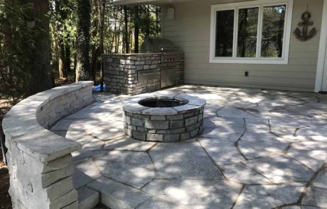 firepit-seatwall-patio-flagstone-outdoor-kitchen