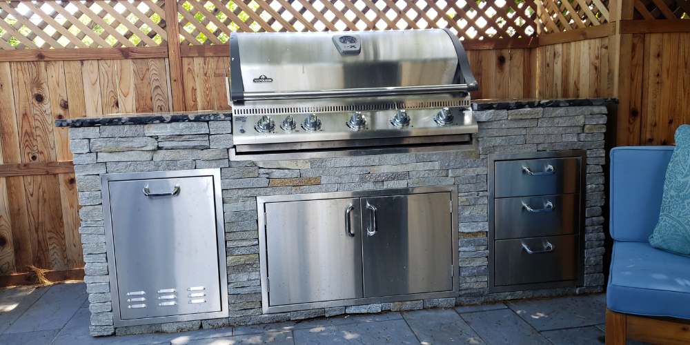 outdoor kitchen including grill and warming drawers