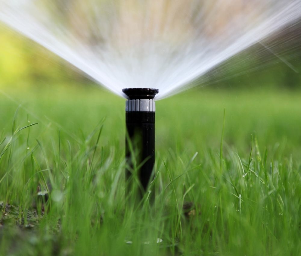 commercial-grade-sprinkler-heads-lawn-coverage Commercial-grade lawn sprinkler head pop-up spraying water with clean, overlapping head-to-head coverage